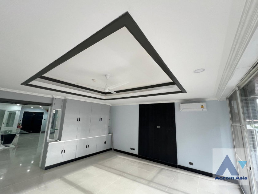 รูป 🔼🔽 AccomA 📩 Modern condo in Sukhumvit with warm tones and airy layout (AA17280) - รูปที่ 14/20