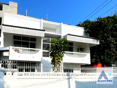 Houses for rent Soi Ekamai (Sukhumvit 63) : 🔼🔽 AccomA 📩  4 BR House in Phra Khanong Nuea (AA43882)