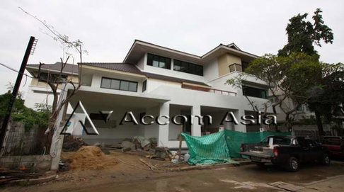 🔼🔽 AccomA 📩 Spacious house with large windows and renovation potential (1917732)