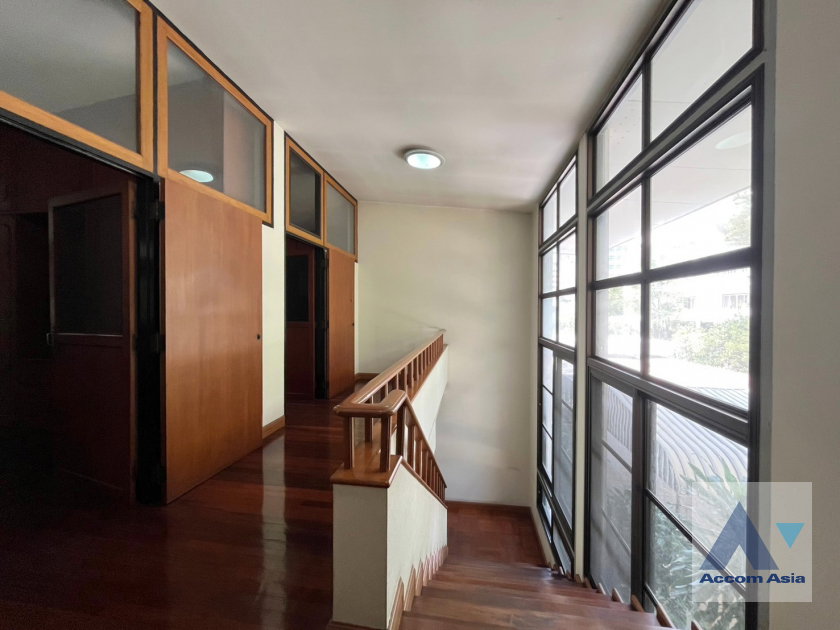 picture 🔼🔽 AccomA 📩 Split-Level Modern-Vintage Home with Lawn and Mature Trees (AA42371) - 16/20