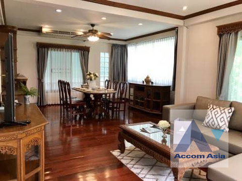 🔼🔽 AccomA 📩 Warm Thai-style house with garden and pool in Sathorn (AA42073)