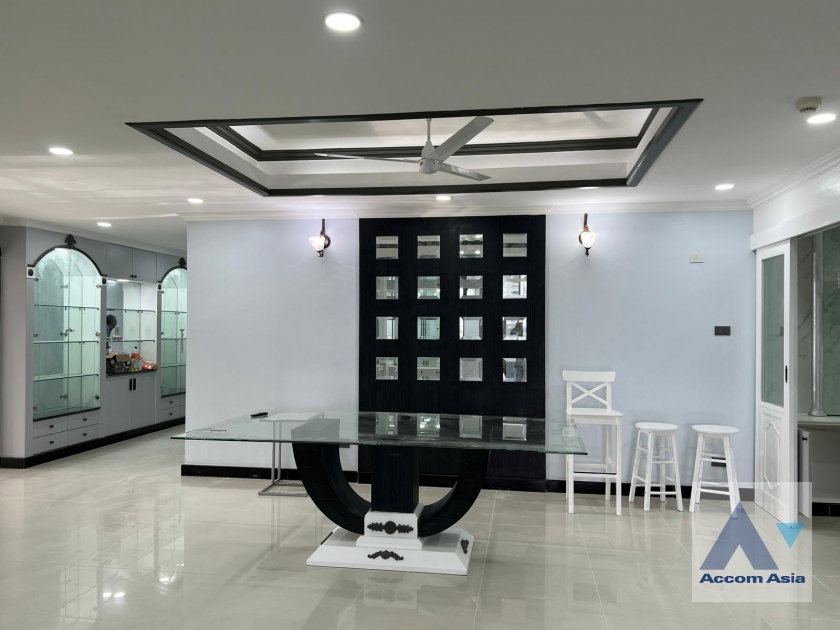 รูป 🔼🔽 AccomA 📩 Modern condo in Sukhumvit with warm tones and airy layout (AA17280) - รูปที่ 5/20