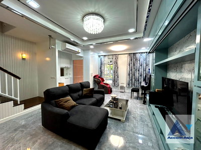 Townhouses for rent Soi On Nut (Sukhumvit 77) : 🔼🔽 AccomA 📩 Townhouse with cozy layout and shared rooftop (AA37335)