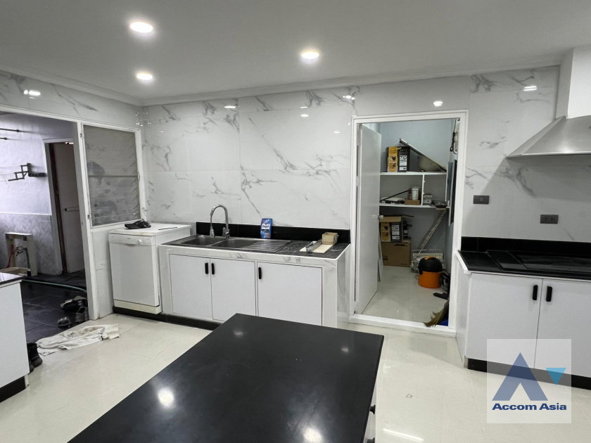 รูป 🔼🔽 AccomA 📩 Modern condo in Sukhumvit with warm tones and airy layout (AA17280) - รูปที่ 10/20