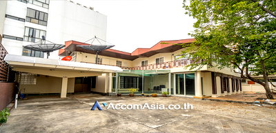 Houses for rent Phloen Chit Road : 🔼🔽 AccomA 📩 Home Office 3 BR House in Khlong Toei (AA11344)