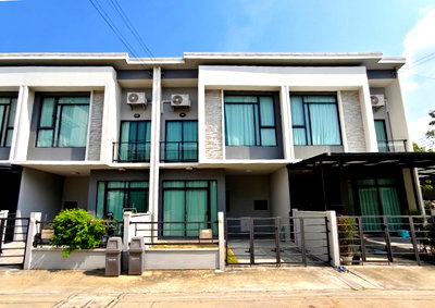 ทาวน์โฮม โรงเรียนนานาชาติร่วมฤดี วิทยาเขตอนุบาล : 🏡 ทาวน์โฮม 2 ชั้น "แกรนด์พลีโน่ วัชรพล-สุขาภิบาล 5" เพียง 3.29 ล้าน เท่านั้น!