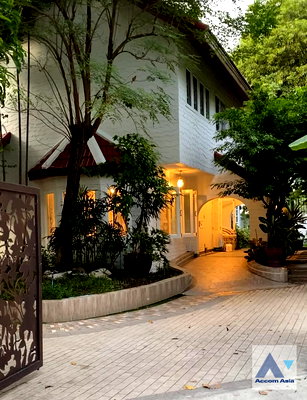 Houses for rent Sukumvit 42 : 🔼🔽 AccomA 📩 Pet friendly 4 BR House in Phra Khanong (AA44978)