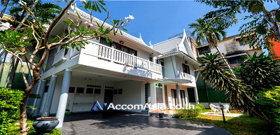 Houses for rent BTS Surasak : 🔼🔽 AccomA 📩 Classic detached house with wooden interior and garden (AA27170)