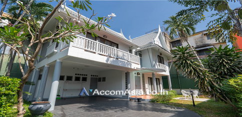 🔼🔽 AccomA 📩 Classic detached house with wooden interior and garden (AA27170)