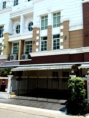 เช่าทาวน์โฮม เขตพระโขนง : 💥Rent  40,000  baht. Townhome for rent @ plus city park  101/1     ❤️ Contact : NA  (AG) Tel No: 098-9539514  