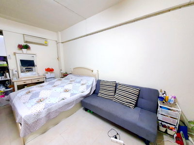 Condos for sale Bangkok : Hot Sale & Best Price Pattanakarn Life Complex, Studio room,~25.01 sqm. Nearly Airport link