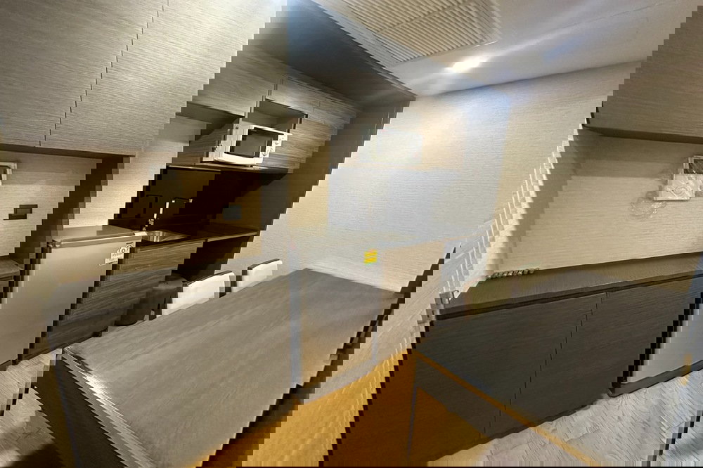 รูป 🔥 เช่าด่วน !! Klass Langsuan, 1 ห้องนอน, 1 ห้องน้ำ, มีอ่างอาบน้ำ, ทำเลดีในหลังสวน !!🔥Code C20251000023 แต่งครบ, พร้อมเข้าอยู่📣📣 - รูปที่ 2/5