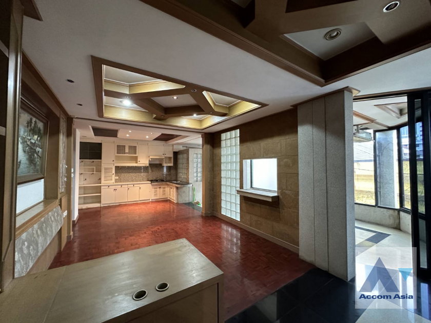 picture 🔼🔽 AccomA 📩 Unique house with vaulted ceiling and classic wood accents (13001642) - 5/11