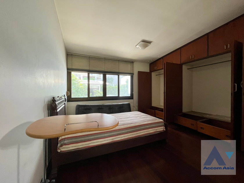picture 🔼🔽 AccomA 📩 Split-Level Modern-Vintage Home with Lawn and Mature Trees (AA42371) - 19/20