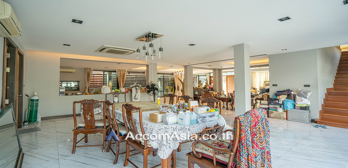 picture 🔼🔽 AccomA 📩  Elegant Modern-European Home with Entertaining Space  (1720910) - 10/17