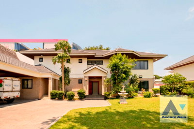 Houses for rent Soi Ekamai (Sukhumvit 63) : 🔼🔽 AccomA 📩 Garden,Private Swimming Pool 4 BR House in Khlong Tan Nuea (6002301)