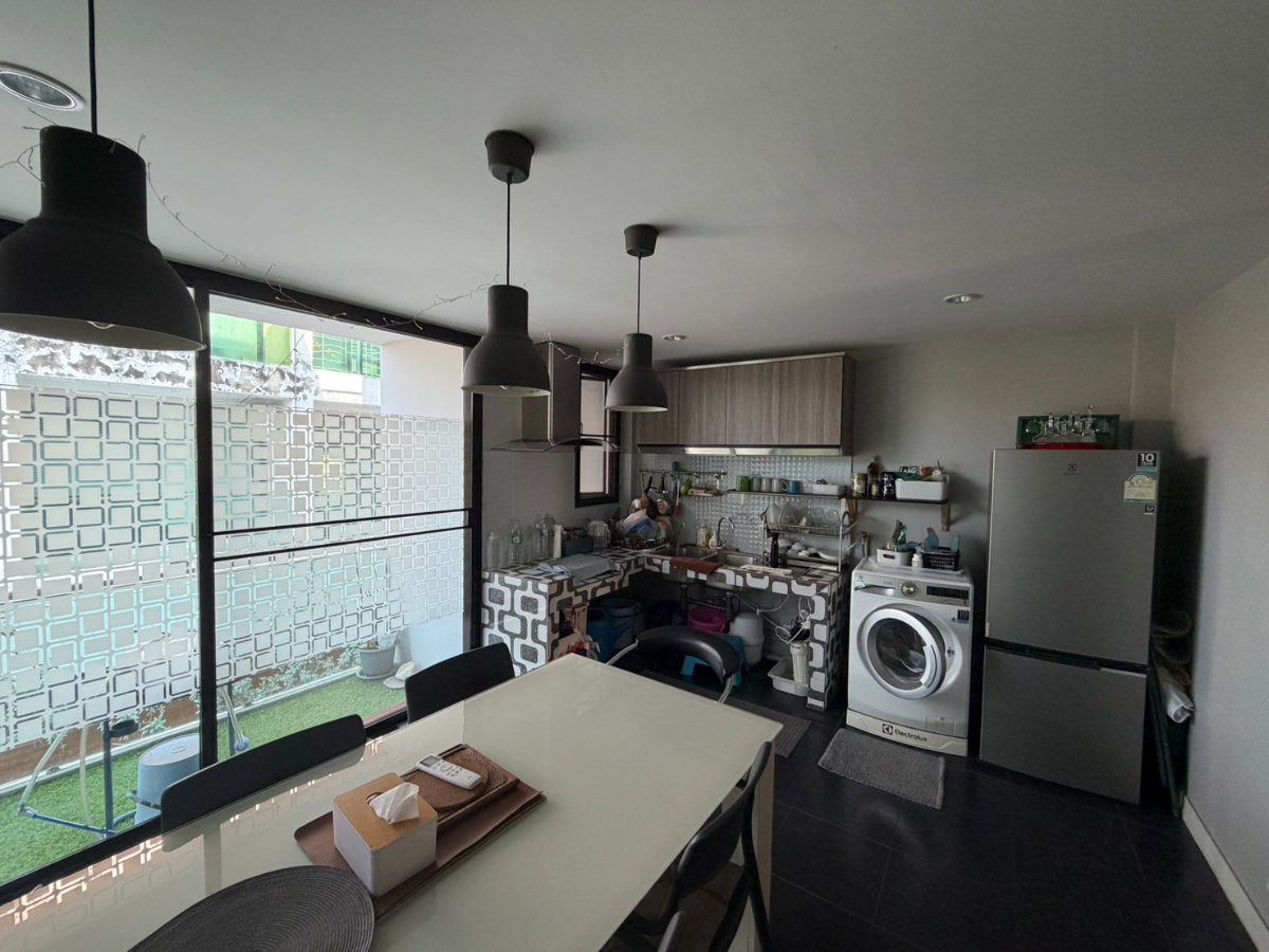 รูป ขายทาวน์เฮาส์ 3 ชั้น หมู่บ้านผาสุขสันติ ซ.พัฒนาการ 67 แยก 10 พร้อมเข้าอยู่ ทำเลดีใกล้แอร์พอร์ตลิงก์และทางด่วน - รูปที่ 13/15