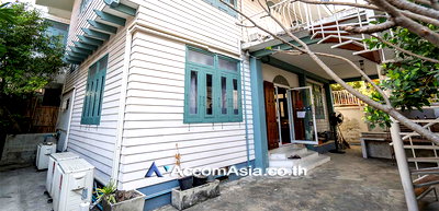 Houses for rent Phloen Chit Road : 🔼🔽 AccomA 📩 Pet friendly,Home Office 3 BR House in Khlong Toei (1720649)