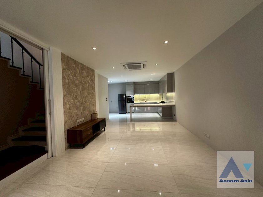 รูป 🔼🔽 AccomA 📩  Elegant home with warm minimalist interiors in Baan Klang Krung Thonglor (AA20983) - รูปที่ 1/20