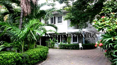 Houses for rent Esplanade Ratchadapisek  : 🔼🔽 AccomA 📩 Pet friendly 3 BR House in Khwaeng Sam Sen Nai (95688)