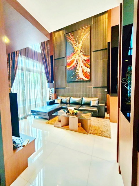 รูป บ้านหรู 3 ชั้น ตกแต่งสวย 4นอน 6น้ำ เซ็นทรัลลาดพร้าว ยูเนี่ยนมอลล์ 1.2 กม. 57ตร.วา 230ตร.ม.พร้อมสระว่ายน้ำพรีเมียม BTS ห้าแยกลาดพร้าว - รูปที่ 2/8