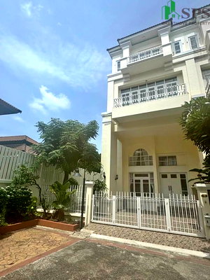 Townhouses for rent Sukumvit 50 : For Rent: Corner Townhome Near BTS On Nut (SPSSR153)