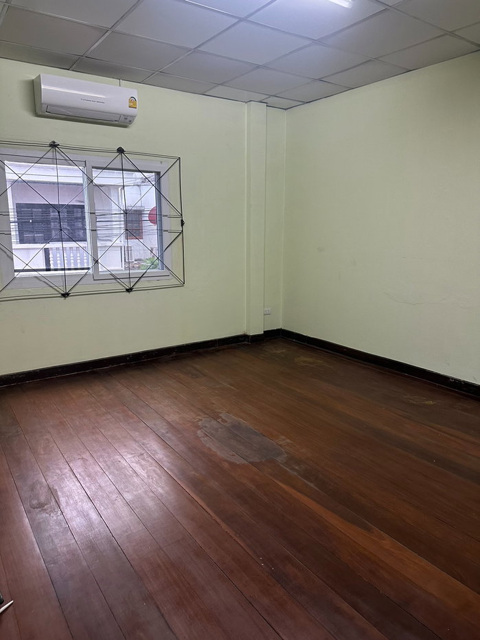 รูป ให้เช่า ทาวน์เฮาส์ 2 ชั้น ในหมู่บ้านพิบูลย์บางซื่อ (หลังมุม) 4 ห้องนอน มีแอร์ทุกห้อง  ทำเลดี ติดถนนใหญ่ - รูปที่ 6/6