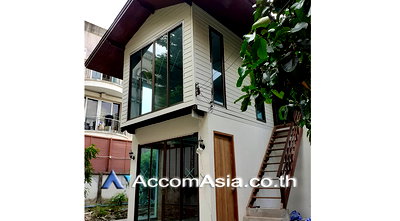 Houses for rent Market Place Nanglinchee : 🔼🔽 AccomA 📩 Bright house with garden view and classic wood details in Sathorn (AA26397)