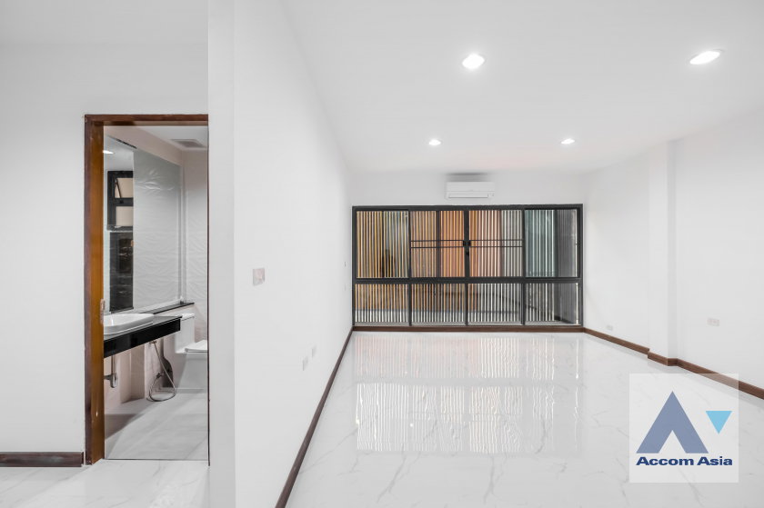 picture 🔼🔽 AccomA 📩  Minimal Modern Home in Black & White Tone (AA35535) - 20/20