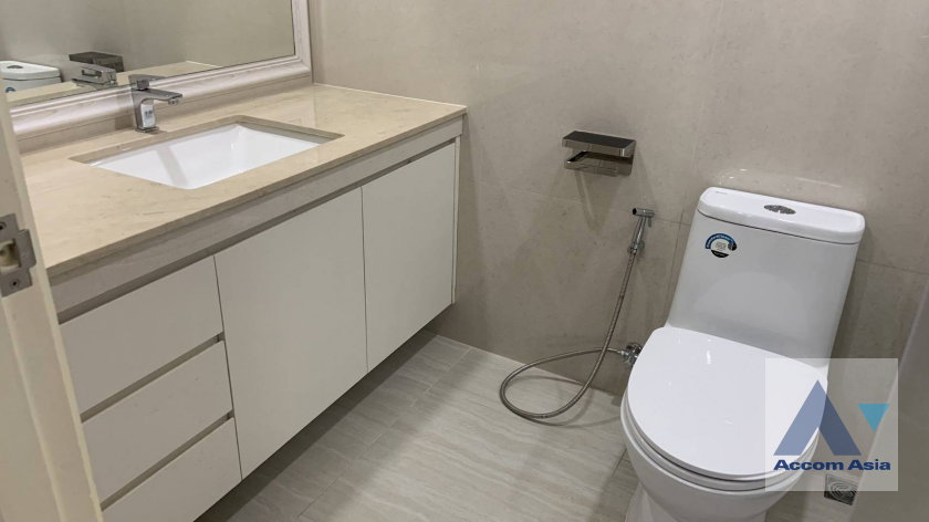picture 🔼🔽 AccomA 📩 Home Office 4 BR Townhouse in Khlong Toei Nuea (AA37501) - 16/20
