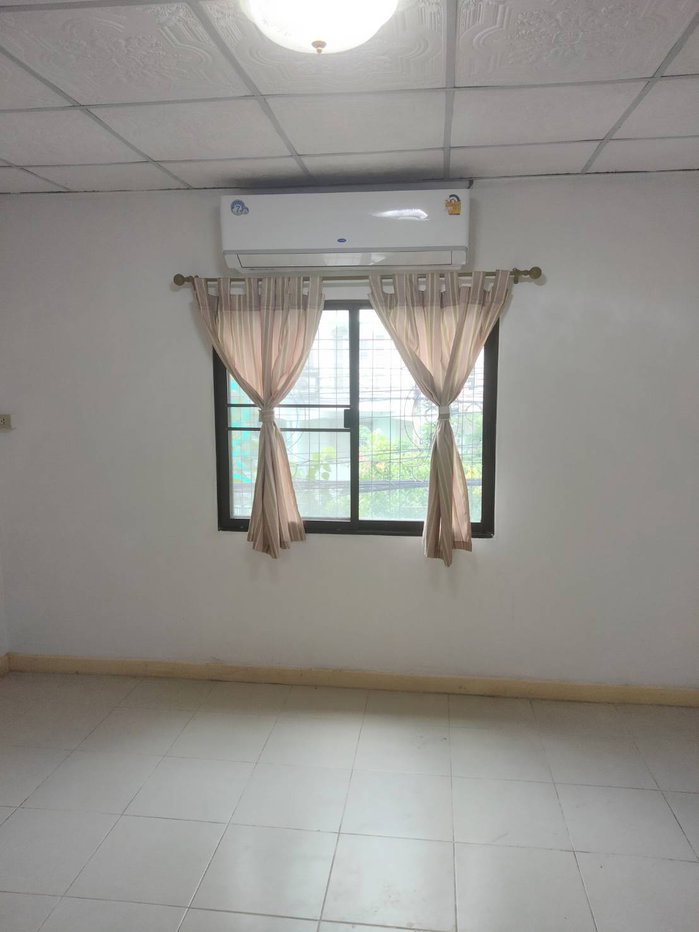 รูป ให้เช่าทาวน์เฮ้าส์ 2 ชั้น 30 ตรว.(หลังมุม) ม.เคซี 5 คลองสามวา มี 4 ห้องนอน 2 ห้องน้ำ จอดรถได้ 4 คัน ซ.พระยาสุเรนทร์ 40 - รูปที่ 9/16