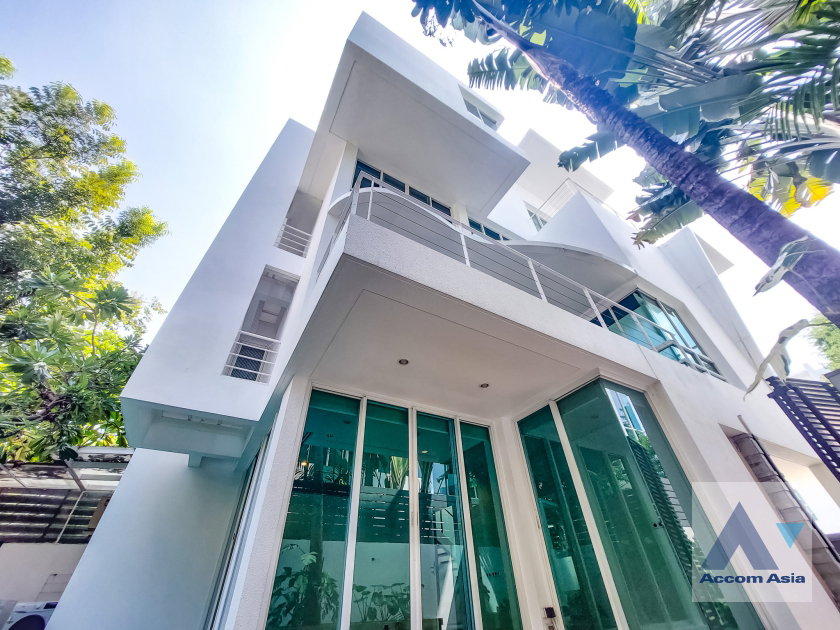 รูป 🔼🔽 AccomA 📩 Airy modern house in Sathorn with poolside terrace and loft-style stairs (AA35940) - รูปที่ 3/20