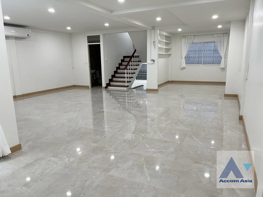 picture 🔼🔽 AccomA 📩 Home Office 4 BR Townhouse in Khlong Toei Nuea (AA37501) - 2/20