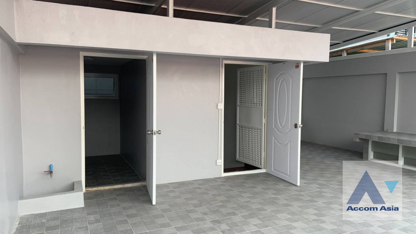 picture 🔼🔽 AccomA 📩 Home Office 4 BR Townhouse in Khlong Toei Nuea (AA37501) - 19/20
