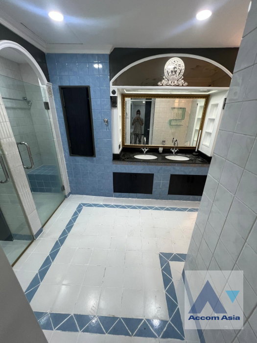 รูป 🔼🔽 AccomA 📩 Modern condo in Sukhumvit with warm tones and airy layout (AA17280) - รูปที่ 13/20