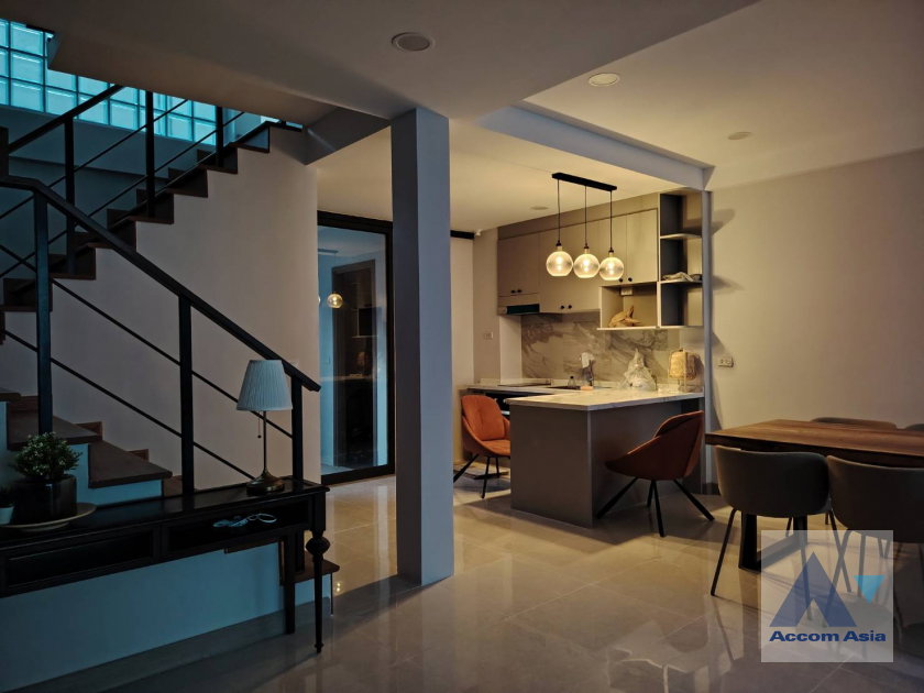 รูป 🔼🔽 AccomA 📩 Elegant townhouse with natural light and modern layout (AA42421) - รูปที่ 2/20