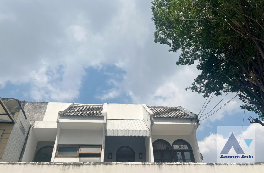 picture 🔼🔽 AccomA 📩 Pet friendly 3 BR House in Khlong Toei Nuea (AA42302) - 1/10