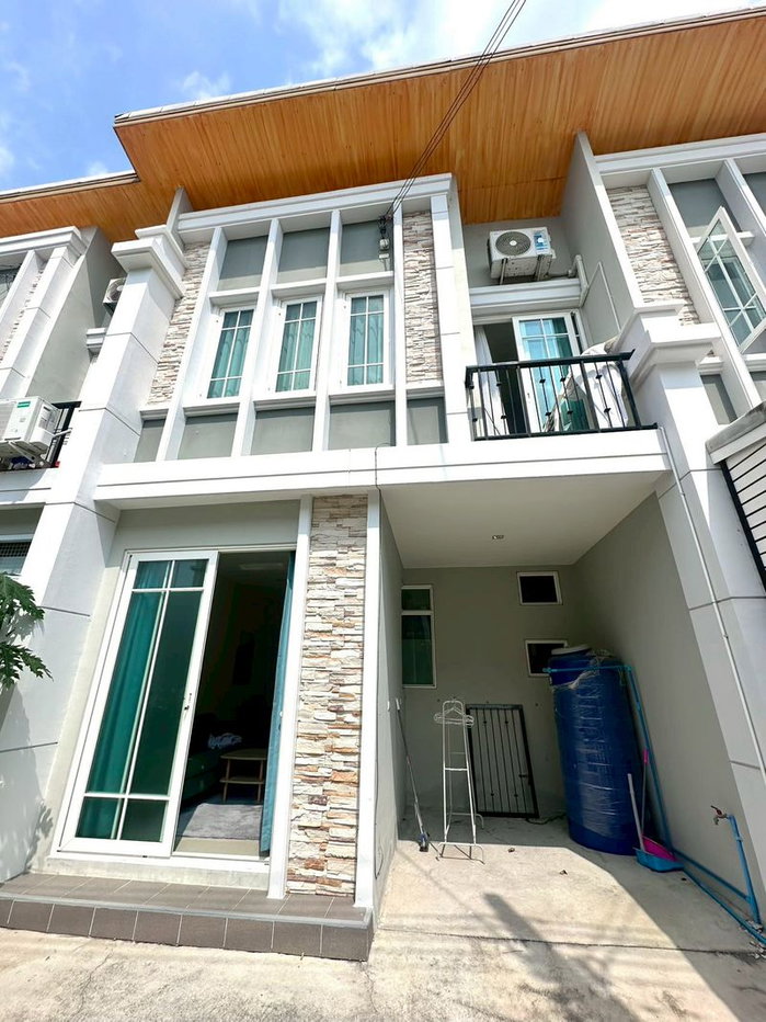 รูป 4 Bedroom Townhouse for Sale in East Pattaya - รูปที่ 1/19