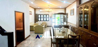 Townhouses for rent Outer Sukhumvit : 🔼🔽 AccomA 📩  Classic wood-themed home with full built-ins throughout, located in Phra Khanong (AA32424)