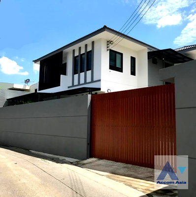 Houses for sale Outer Sukhumvit : 🔼🔽 AccomA 📩  4 BR House in Phra Khanong Nuea (AA33764)