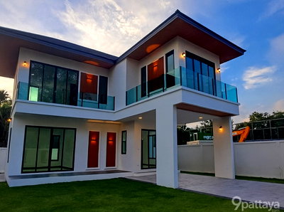 Houses for sale Bang Lamung Chonburi : Brand New House Huai Yai Fresh Air & Peaceful Location 3 bedrooms 3 bathrooms