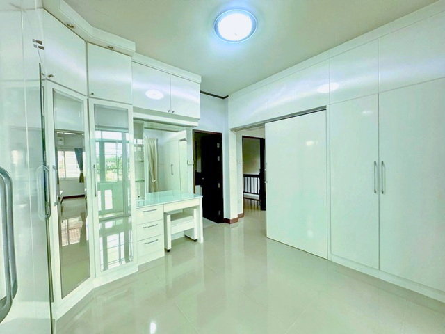 รูป บ้านเดี่ยวหรู 2 ชั้น 3 นอน 100 ตร.ว. 300 ตร.ม. หลังมุม สภาพสวย ศรีราชาะนิคมอุตสาหกรรม ใกล้ เจพาร์ค ศรีราชา 500 ม. - รูปที่ 8/8