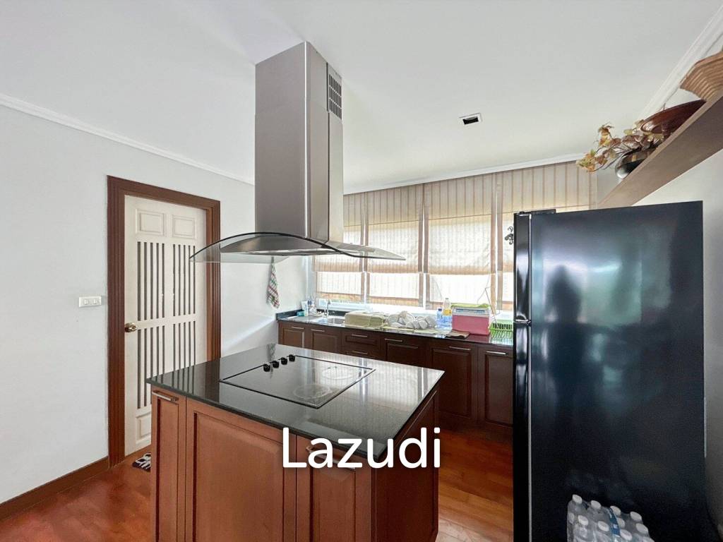 picture The Beach Palace : 2 Bed Condo Beach Front - 11/31