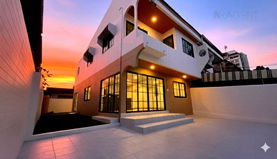 Townhouses for sale Bangkok : For Sell Town house THAVORNNIWET 1 2-story 4 bedroom 3 bathroom