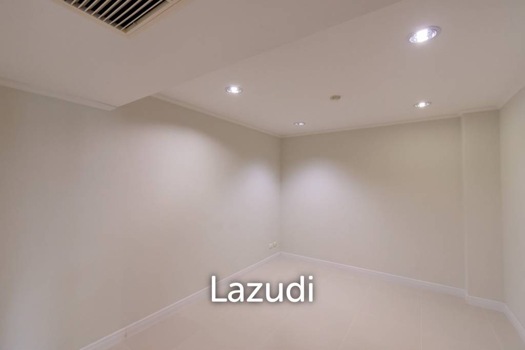 picture THE BEACH PALACE :  3 Bed Beachfront condo - 11/26