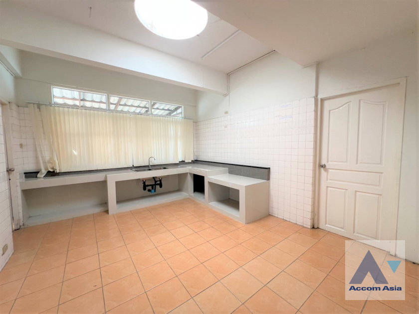 รูป 🔼🔽 AccomA 📩 Thai-Modern Style Home with Spacious Lawn in Ekkamai, Sulhumvit (90523) - รูปที่ 3/20