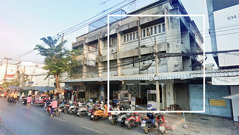 Commercial building (2.5 units) corner block in a prime A++ location Market hours: morning and evening