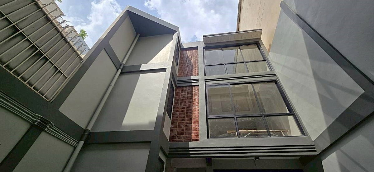 รูป ทาวเฮ้าท์แฝด รีโนเวทใหม่ เหมาะทำธุรกิจและอยู่อาศัย ** NO CO-AGENT ** - รูปที่ 7/10