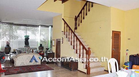 🔼🔽 AccomA 📩  4 BR Townhouse in Khwaeng Sam Sen Nai (13000895)