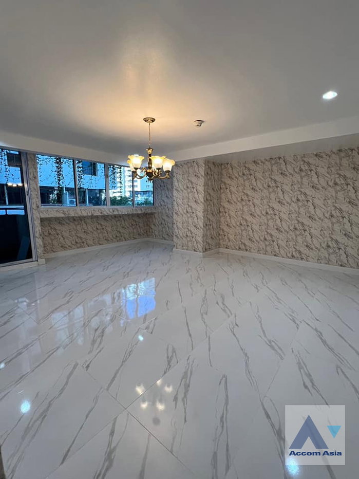 picture 🔼🔽 AccomA 📩 Spacious unit with high ceilings and potential in Sukhumvit (AA38718) - 5/10